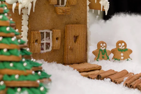 Cookie Vánoční Stromeček Perníková Chaloupka Sněhové Krajině — Stock fotografie