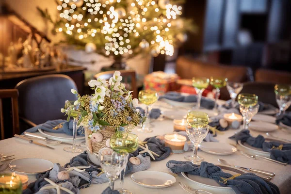 圣诞餐桌装饰为蓝色和金色 海滩主题为海贝和海星 — 图库照片