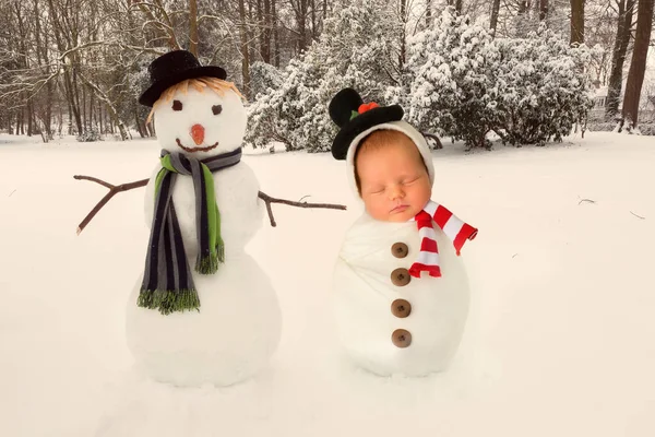 Κοιμώμενο Νεογέννητο Μωρό Ποζάρουν Δίπλα Ένα Πραγματικό Χιονάνθρωπο — Φωτογραφία Αρχείου