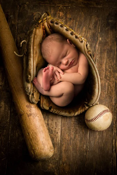 Neugeborenes Baby Schläft Einem Alten Leder Baseballhandschuh — Stockfoto