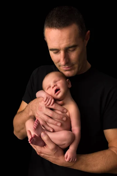 Jonge Vader Houdt Zijn Dagen Oud Pasgeboren Baby Zoon Tegen — Stockfoto