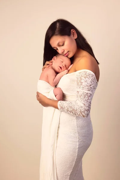 Bella Giovane Madre Abito Pizzo Bianco Posa Con Suo Figlio — Foto Stock