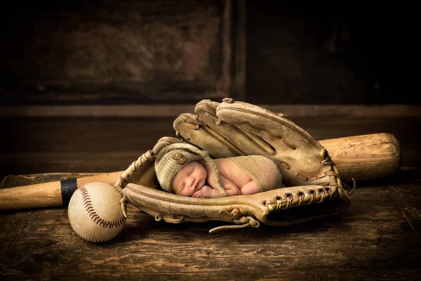 Novorozené Dítě Spí Staré Kožené Baseballové Rukavici — Stock fotografie