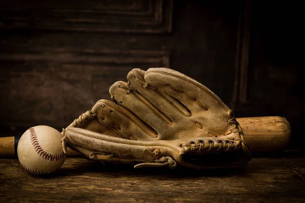 Alter Leder Baseballhandschuh Auf Antikem Tisch Mit Ball Und Schläger — Stockfoto