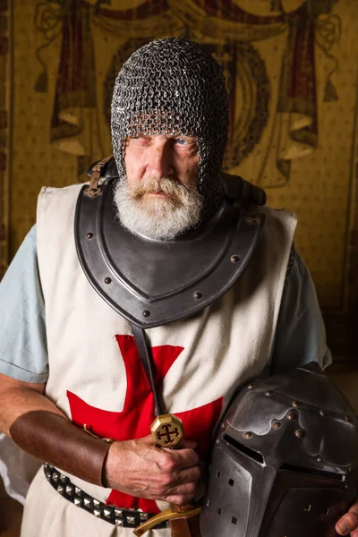 Autentyczny Rycerz Średniowiecznym Stroju Krzyżowca Hełmem Łańcuszkiem Mieczem — Zdjęcie stockowe
