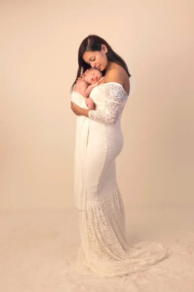 Hermosa Madre Joven Vestido Encaje Blanco Posando Con Hijo Recién —  Fotos de Stock