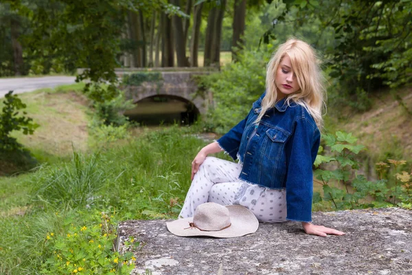 Young Pretty Blonde Woman Vintage Hat Waiting Rustic Bridge — Stock Photo, Image