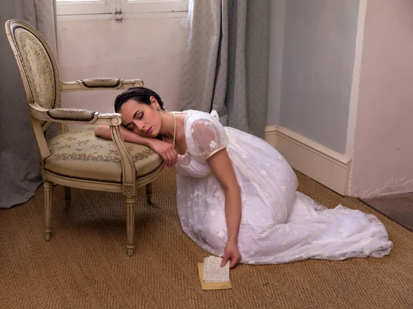 Depressend Youg Mulher Vestido Regência Autêntica Segurando Uma Carta Encostado — Fotografia de Stock