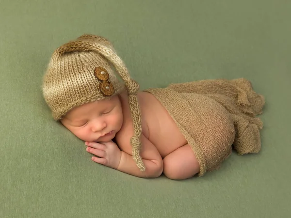 Dní Staré Novorozeně Dítě Spí Měkké Zelené Přikrývce — Stock fotografie
