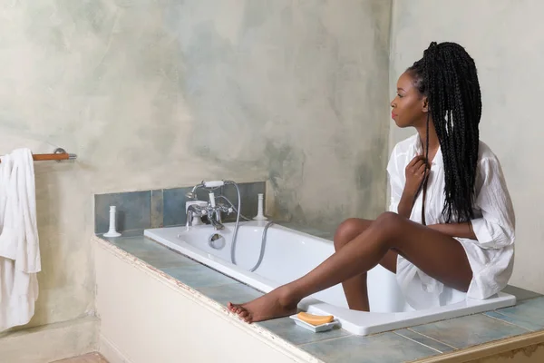 Młoda Kobieta Afro Fryzurę Przygotowuje Się Kąpieli Vintage Białej Łazience — Zdjęcie stockowe