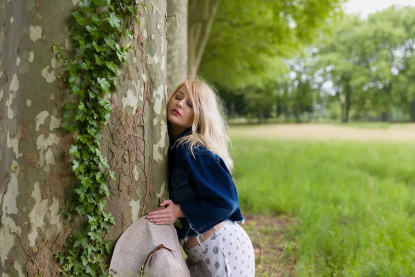 Beautiful Young Blonde Woman Hugging Huge Old Tree — Stock Photo, Image