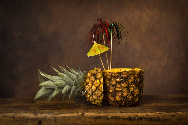 Antik Ahşap Bir Masada Taze Ananaslarla Karanlık Durgun Bir Hayat — Stok fotoğraf
