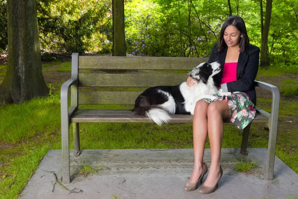 Wanita Muda Taman Duduk Bangku Kayu Dengan Anjing Perbatasan Collie — Stok Foto