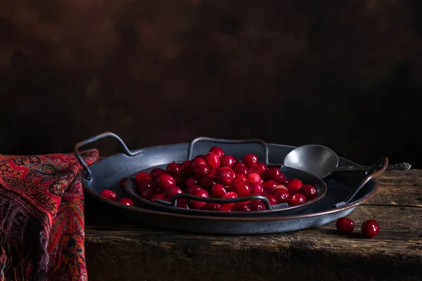 Antika Ahşap Bir Masada Taze Kızılcıklarla Dolu Kırsal Tabakayla Sakin — Stok fotoğraf