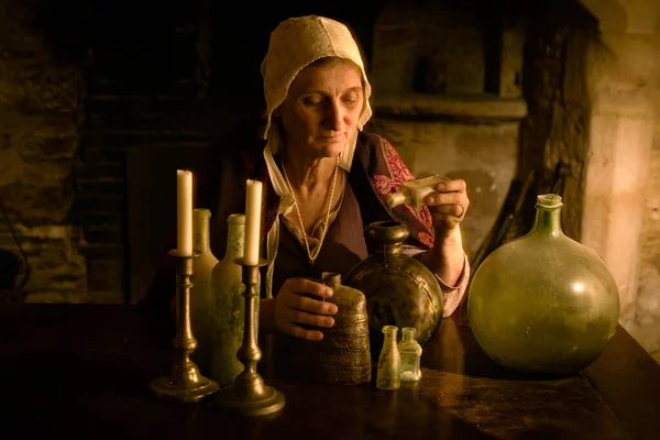 Mujer Traje Medieval Trabajando Como Alquimista Bruja Cocina Castillo Medieval — Foto de Stock