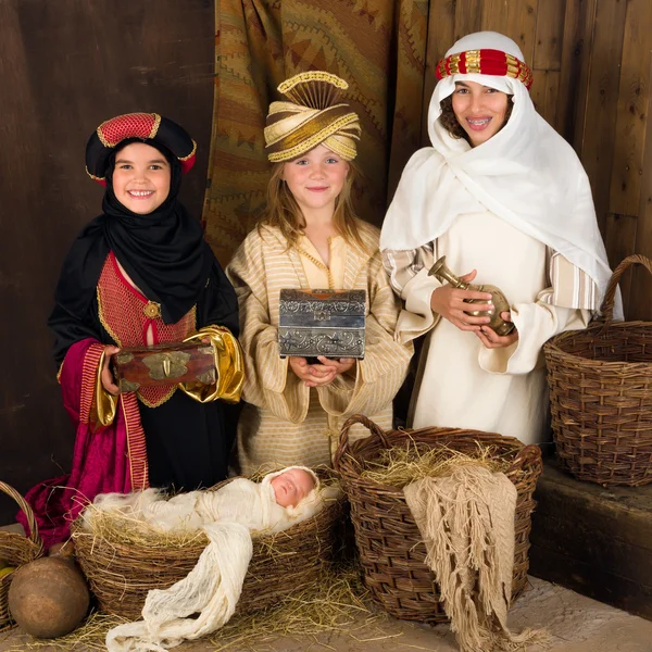 Drie wijze mannen in kerststal — Stockfoto