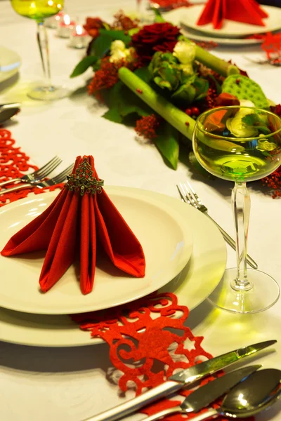 红色圣诞餐桌上的餐巾 — 图库照片