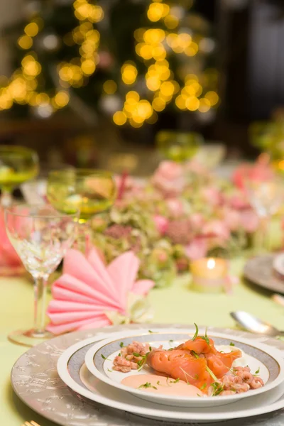 Árbol de Navidad y mesa de cena fina —  Fotos de Stock