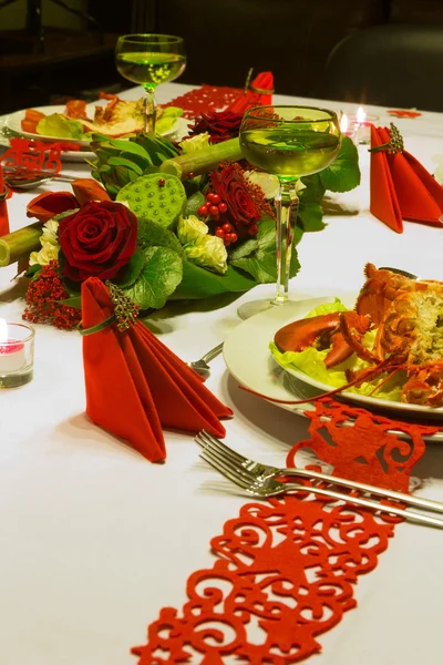 Bloemstuk op feestelijke tafel — Stockfoto