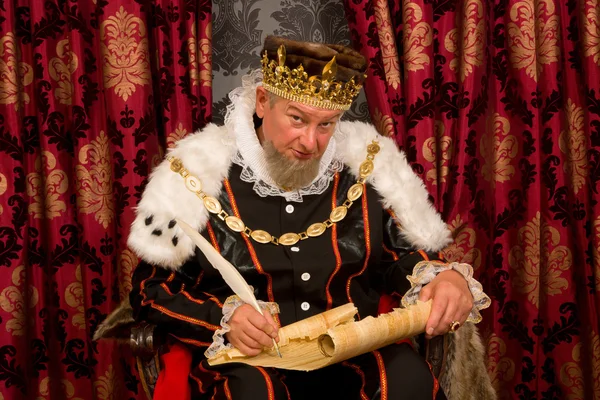 King signing new law — Stock Photo, Image