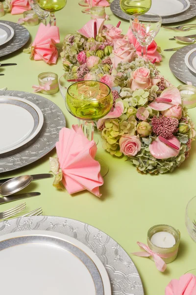 Tovaglioli rosa sul tavolo di Natale — Foto Stock