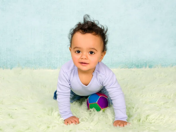 Speelse baby kruipen — Stockfoto