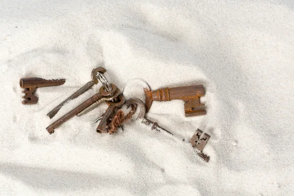Rozsdás kulcsokat a strandon — Stock Fotó