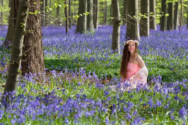 Mujer feliz en el bosque de las campanas azules —  Fotos de Stock