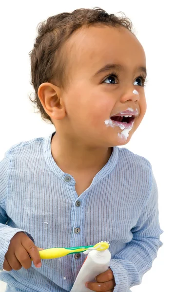 Niño africano cepillándose los dientes — Foto de Stock