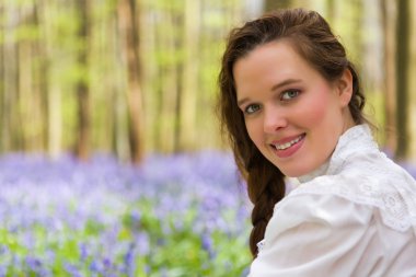 Bluebells ormandaki güzel kız
