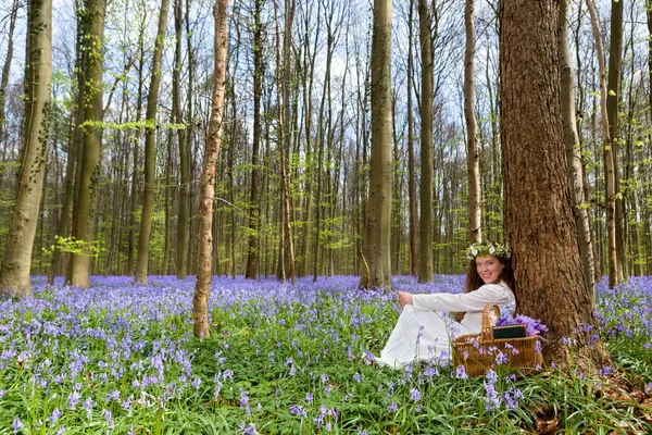 Bluebells 숲에 빈티지 여자 — 스톡 사진