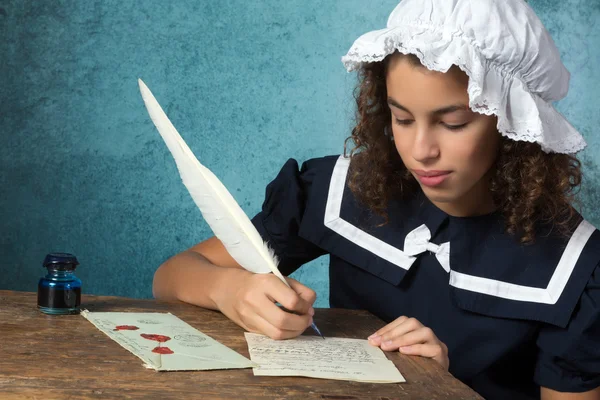 Αναδρομικό ύφος κορίτσι γράφοντας ένα γράμμα — Φωτογραφία Αρχείου