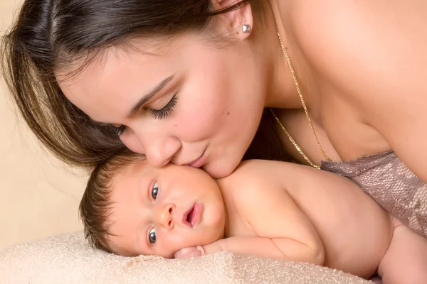 Mãe beijando recém-nascido — Fotografia de Stock
