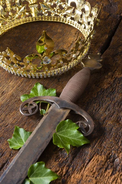 Espada e coroa — Fotografia de Stock