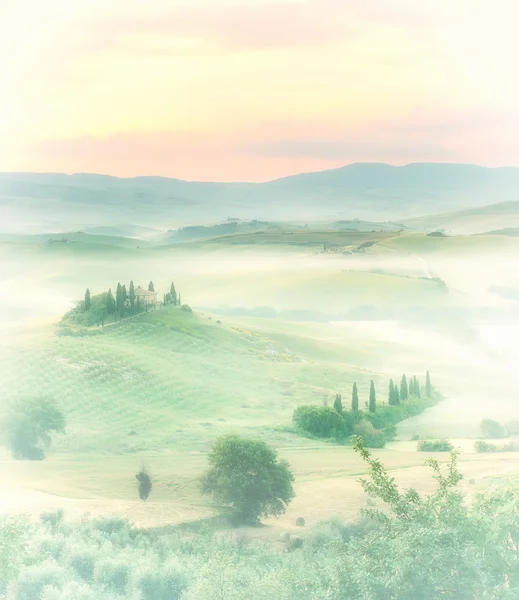 Amanhecer em um vale nebuloso com vista para a villa Bevedere — Fotografia de Stock