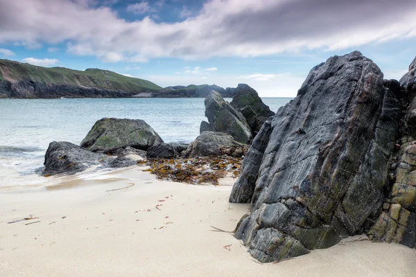 Schwarze Felsen am Strand von Mangersta — Stockfoto