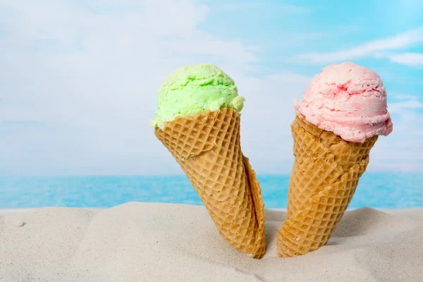 Strawberry ice cream on the beach — Stock Photo, Image