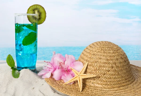 Bebida larga azul en la playa — Foto de Stock