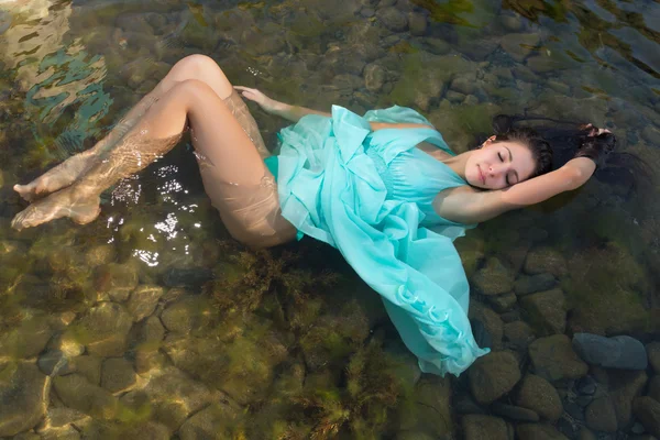 Mujer flotante — Foto de Stock