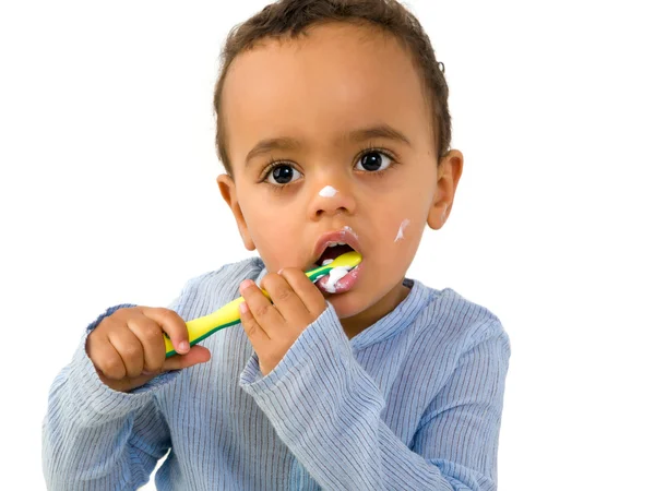 Чистые зубы для африканского малыша — стоковое фото