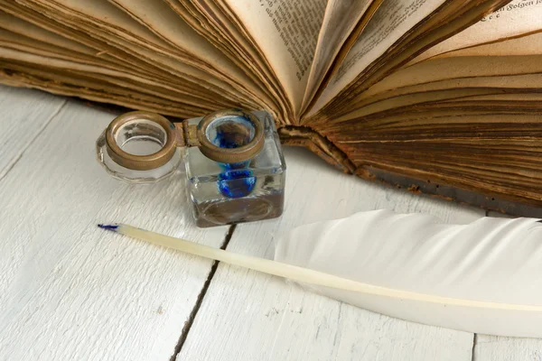 Nyitott könyv és a toll tollszár csomók — Stock Fotó