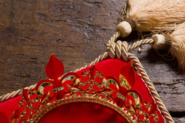 Coroa do rei em travesseiro — Fotografia de Stock