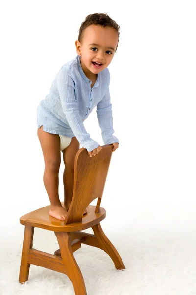 Småbarn klättring stol — Stockfoto