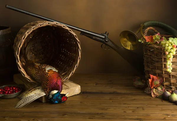 Охотничий стол и винтовка — стоковое фото