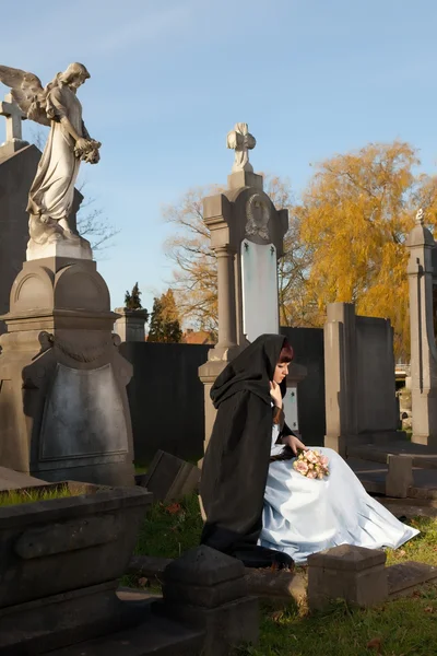 Sitting on a grave — Stock Photo, Image