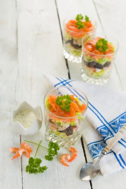 Aperatif olarak deniz ürünleri verrine