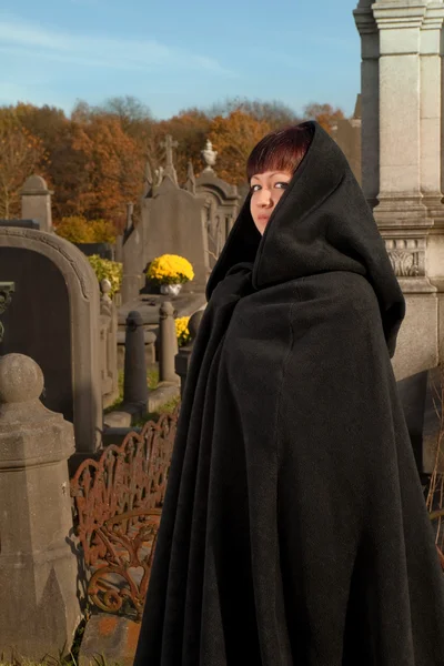 Graveyard visitor — Stock Photo, Image
