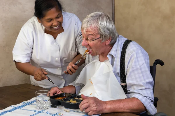 Verpleegkundige helpen oude man — Stockfoto