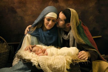 Noel İsa 'nın doğumu sahnesinde, 9 günlük kundakçı erkek çocukları ve otantik kıyafetler giymiş ebeveynler.