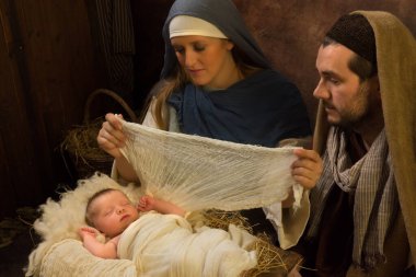 Çiftler 8 günlük bebekleriyle birlikte Noel 'de canlı doğum sahnesini canlandırıyorlar.